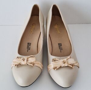 Sofwear by Beacon Josephine cream faux leather pumps - NWOT